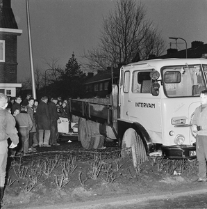 128778 Afbeelding van het ongeval tussen een vrachtwagen en een personenauto op de hoek van de Linnaeuslaan en de Prof. ...